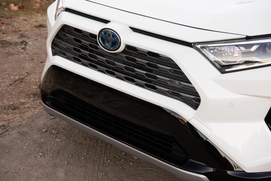 Детали экстерьера Toyota RAV4 XSE Hybrid 2018 года  (NA) (фото 45 из 71)